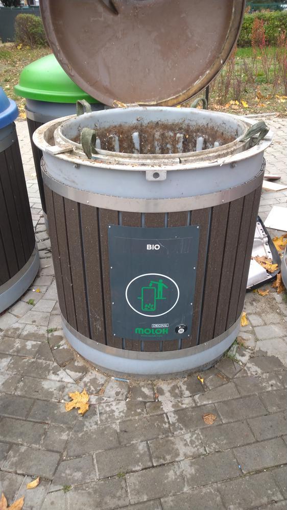 czyszcz-zbiornika-na-bioodpady-na-osiedlu-mieszkaniowym